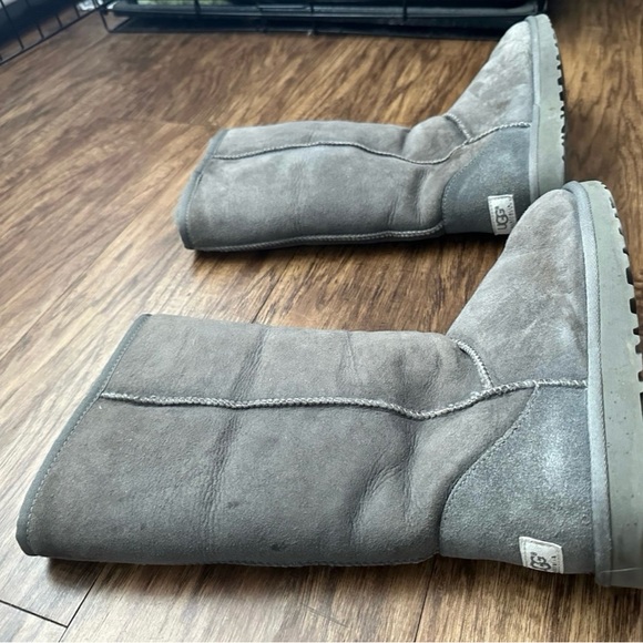 Grey Uggs Size 9 - Picture 1 of 4